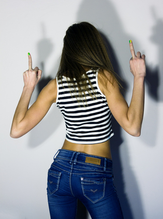 Fille sexy prend un doigt ou deux Fille sexy prend un doigt ou deux